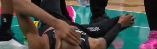 kaiyun.com-也挺耐杀~文班又被撞到膝盖倒地 马上回更衣室检查 现已回归赛场