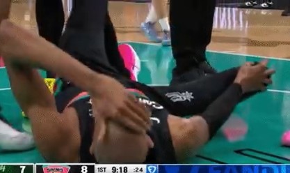 kaiyun.com-也挺耐杀~文班又被撞到膝盖倒地 马上回更衣室检查 现已回归赛场