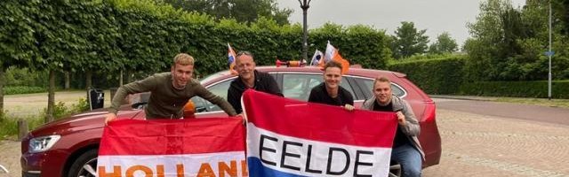 开云官网-橙色人流占领多瑙河 球迷爬上市中心雕塑到此一游