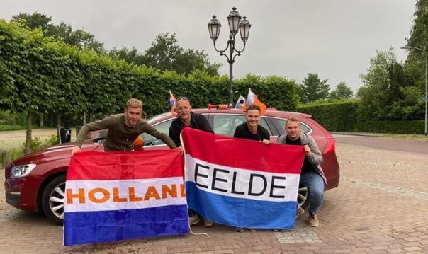 开云官网-橙色人流占领多瑙河 球迷爬上市中心雕塑到此一游