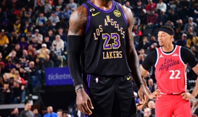 轰23+6+5再刷历史首人纪录！詹皇末节引两波攻防浪潮 41岁不服老